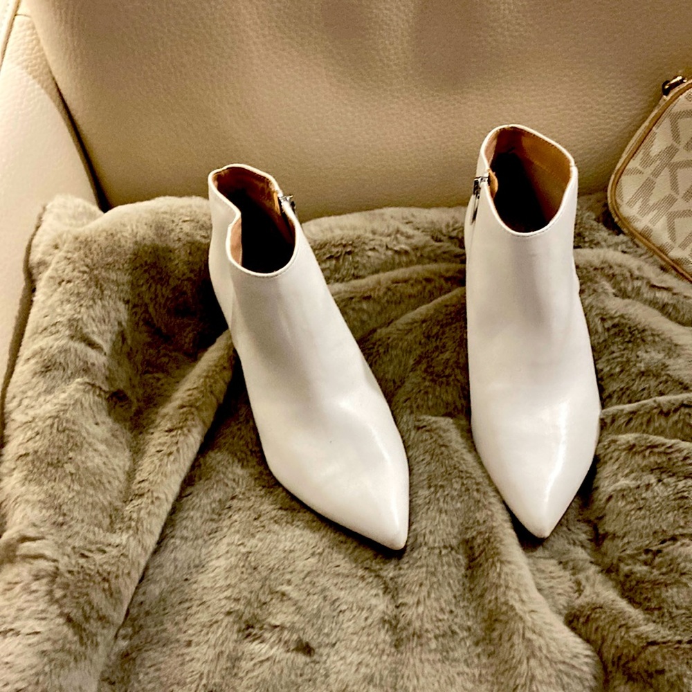A new day brand kitten heel boots with a couple scuffs on heels. Spring ready